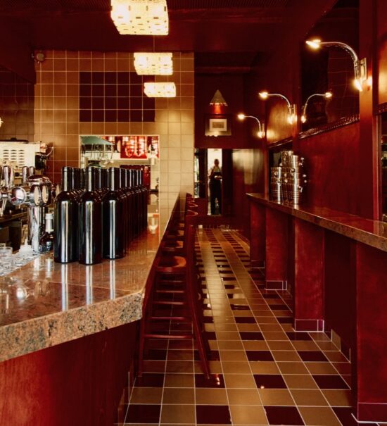 Le Grand Rouge est un café, snack bar et restaurant situé sur la place Edmond Rostand à Marseille. Il propose de du café, de la finger food, du vin, des cocktails et des plats. (intérieur trois)