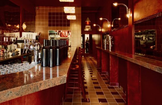 Le Grand Rouge est un café, snack bar et restaurant situé sur la place Edmond Rostand à Marseille. Il propose de du café, de la finger food, du vin, des cocktails et des plats. (intérieur trois)