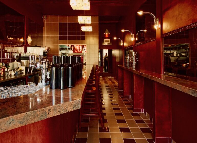Le Grand Rouge est un café, snack bar et restaurant situé sur la place Edmond Rostand à Marseille. Il propose de du café, de la finger food, du vin, des cocktails et des plats. (intérieur trois)