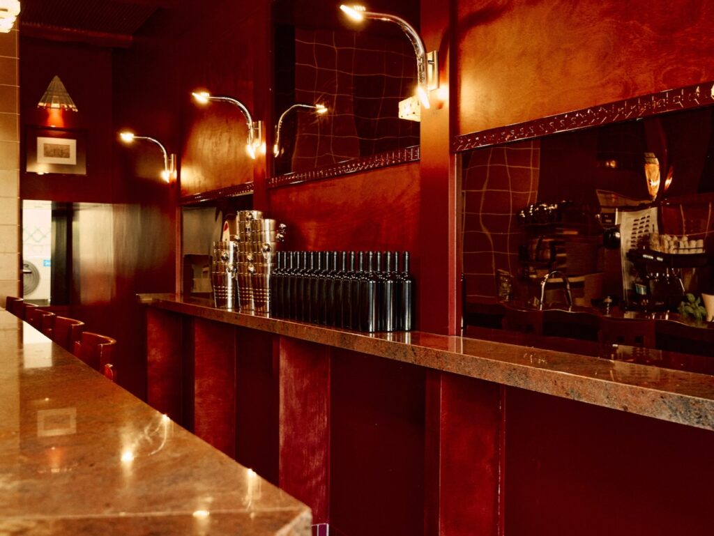 Le Grand Rouge est un café, snack bar et restaurant situé sur la place Edmond Rostand à Marseille. Il propose de du café, de la finger food, du vin, des cocktails et des plats. (comptoir)