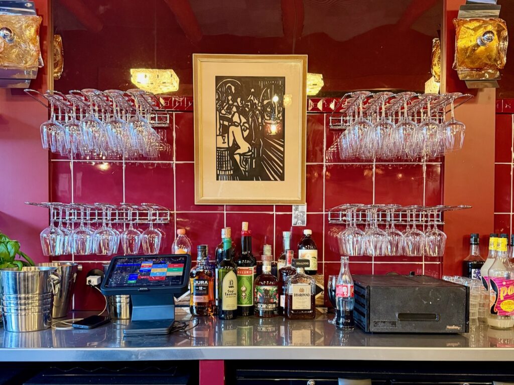 Le Grand Rouge est un café, snack bar et restaurant situé sur la place Edmond Rostand à Marseille. Il propose de du café, de la finger food, du vin, des cocktails et des plats. (détails)