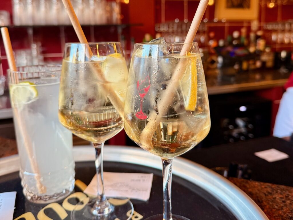 Le Grand Rouge est un café, snack bar et restaurant situé sur la place Edmond Rostand à Marseille. Il propose de du café, de la finger food, du vin, des cocktails et des plats. (verre)