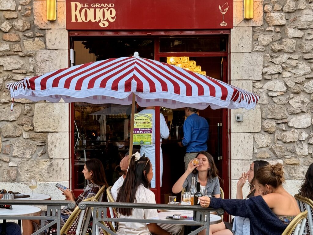 Le Grand Rouge est un café, snack bar et restaurant situé sur la place Edmond Rostand à Marseille. Il propose de du café, de la finger food, du vin, des cocktails et des plats. (parasol)