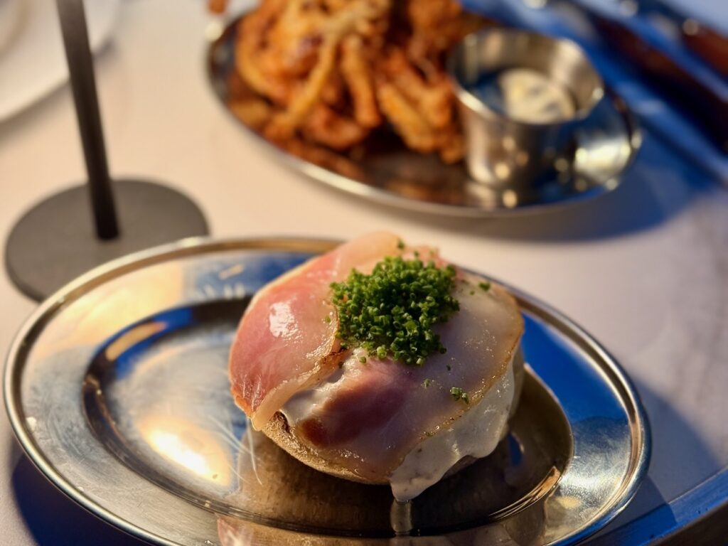 Le Grand Rouge est un café, snack bar et restaurant situé sur la place Edmond Rostand à Marseille. Il propose de du café, de la finger food, du vin, des cocktails et des plats. (Pizzette)