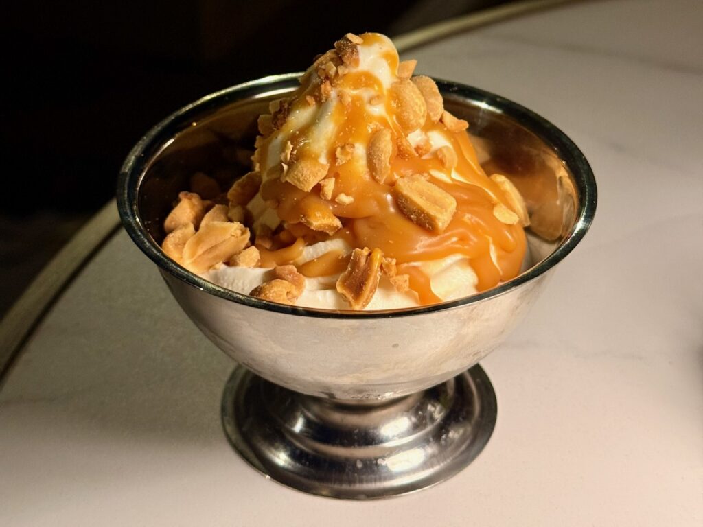 Le Grand Rouge est un café, snack bar et restaurant situé sur la place Edmond Rostand à Marseille. Il propose de du café, de la finger food, du vin, des cocktails et des plats. (sundae)