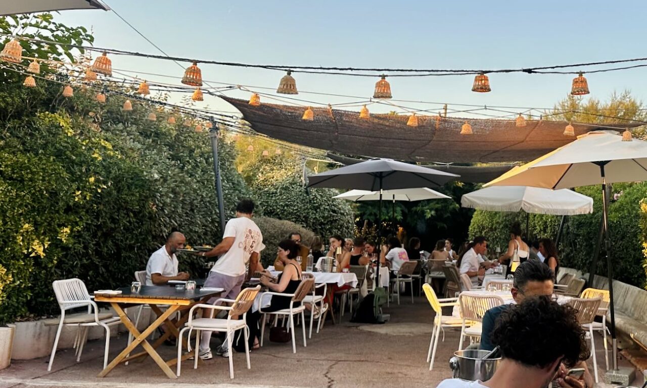Mesa est une restaurant de cuisine méditerranéenne à Marseille entre les quartiers de la Pointe rouge et la Grotte-Rolland. Il propose sur sa grande terrasse végétalisée des déjeuners, dîners et apéros tapas (guirlandes lumineuses)