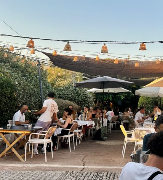 Mesa est une restaurant de cuisine méditerranéenne à Marseille entre les quartiers de la Pointe rouge et la Grotte-Rolland. Il propose sur sa grande terrasse végétalisée des déjeuners, dßners et apéros tapas (guirlandes lumineuses)