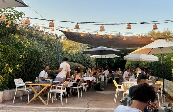 Mesa est une restaurant de cuisine méditerranéenne à Marseille entre les quartiers de la Pointe rouge et la Grotte-Rolland. Il propose sur sa grande terrasse végétalisée des déjeuners, dîners et apéros tapas (guirlandes lumineuses)