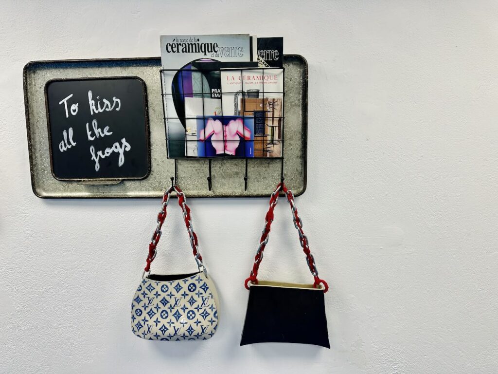 Le Mesure Créatif Club est un espace d'exposition et coworking culturel qui favorise les rencontres entre créatifs lors d'événements culturels éphémères (sac à main)