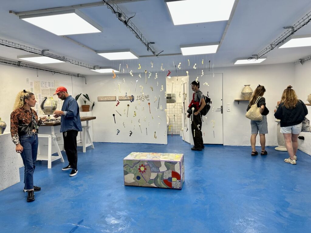 Le Mesure Créatif Club est un espace d'exposition et coworking culturel qui favorise les rencontres entre créatifs lors d'événements culturels éphémères (salle intérieure)