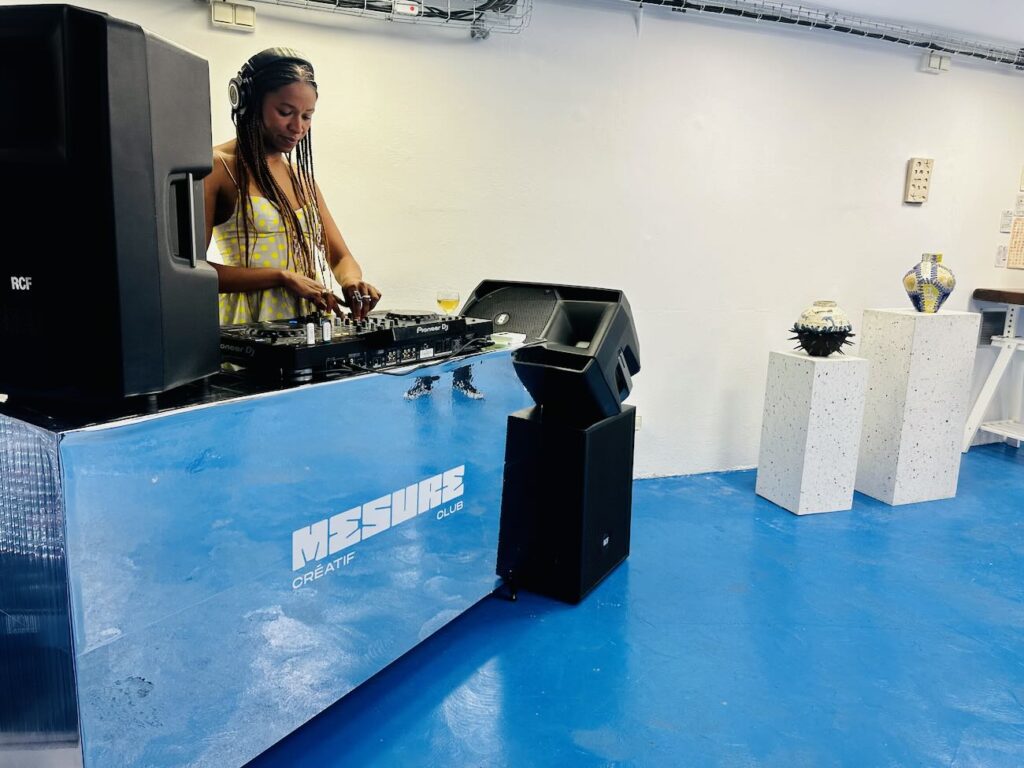 Le Mesure Créatif Club est un espace d'exposition et coworking culturel qui favorise les rencontres entre créatifs lors d'événements culturels éphémères (Dj)