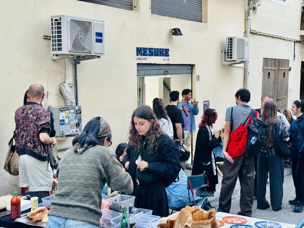 Le Mesure Créatif Club est un espace d'exposition et coworking culturel qui favorise les rencontres entre créatifs lors d'événements culturels éphémères.