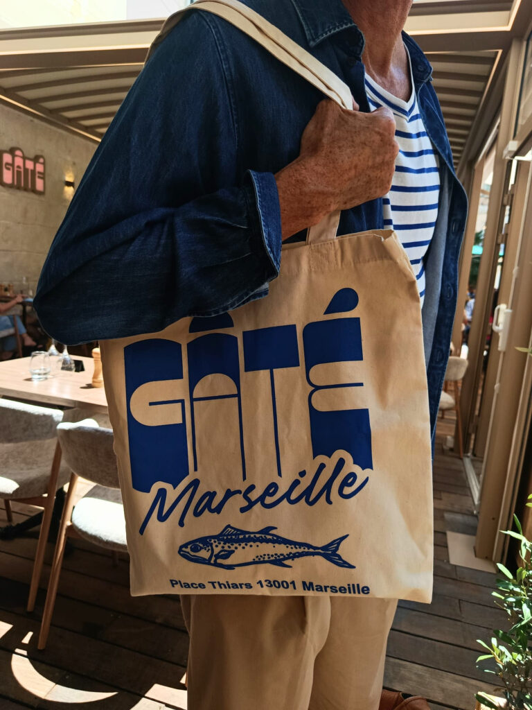 Le restaurant méditerranéen Gâté propose une cuisine du Sud généreuse et des cocktails signature dans une atmosphère chaleureuse et décomplexée (tote bag)