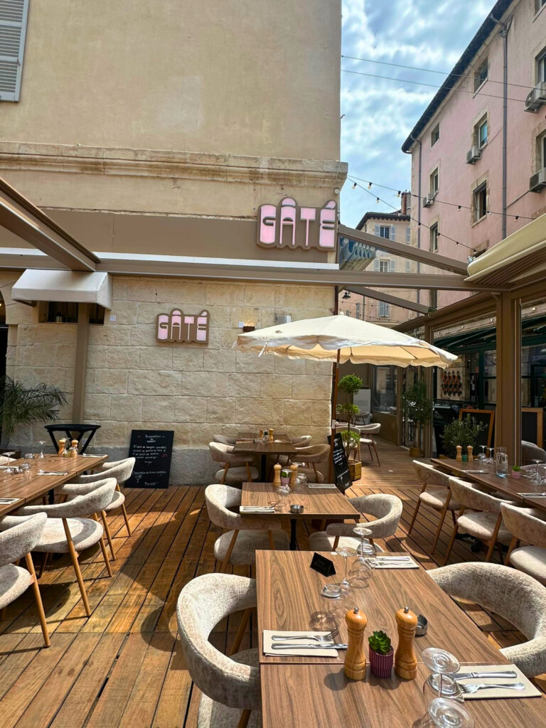 Le restaurant méditerranéen Gâté propose une cuisine du Sud généreuse et des cocktails signature dans une atmosphère chaleureuse et décomplexée (terrasse)