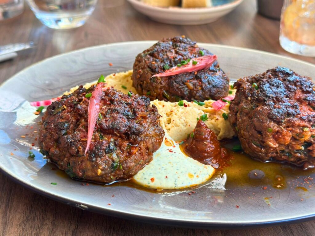 Le restaurant méditerranéen Gâté propose une cuisine du Sud généreuse et des cocktails signature dans une atmosphère chaleureuse et décomplexée (kefta)