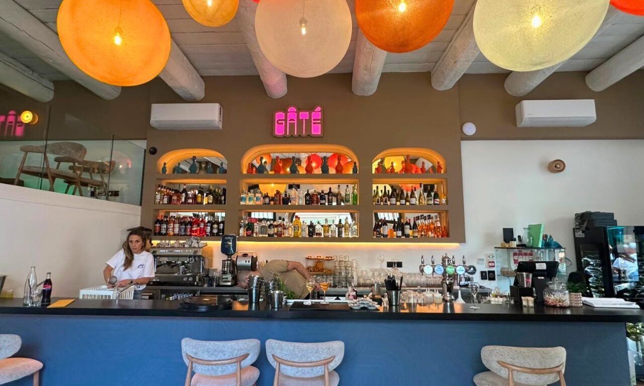 Le restaurant méditerranéen Gâté propose une cuisine du Sud généreuse et des cocktails signature dans une atmosphère chaleureuse et décomplexée (comptoir)