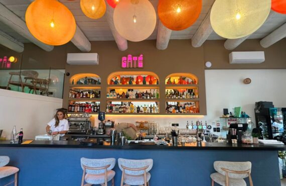 Le restaurant méditerranéen Gâté propose une cuisine du Sud généreuse et des cocktails signature dans une atmosphère chaleureuse et décomplexée (comptoir)