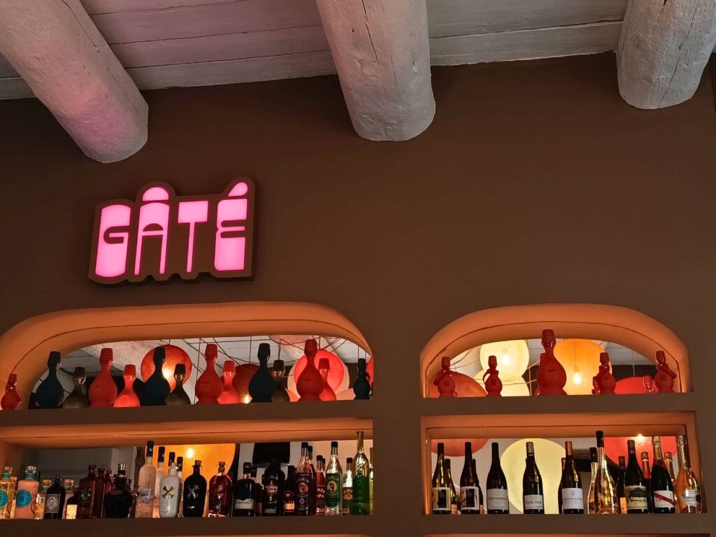 Le restaurant méditerranéen Gâté propose une cuisine du Sud généreuse et des cocktails signature dans une atmosphère chaleureuse et décomplexée (bar)