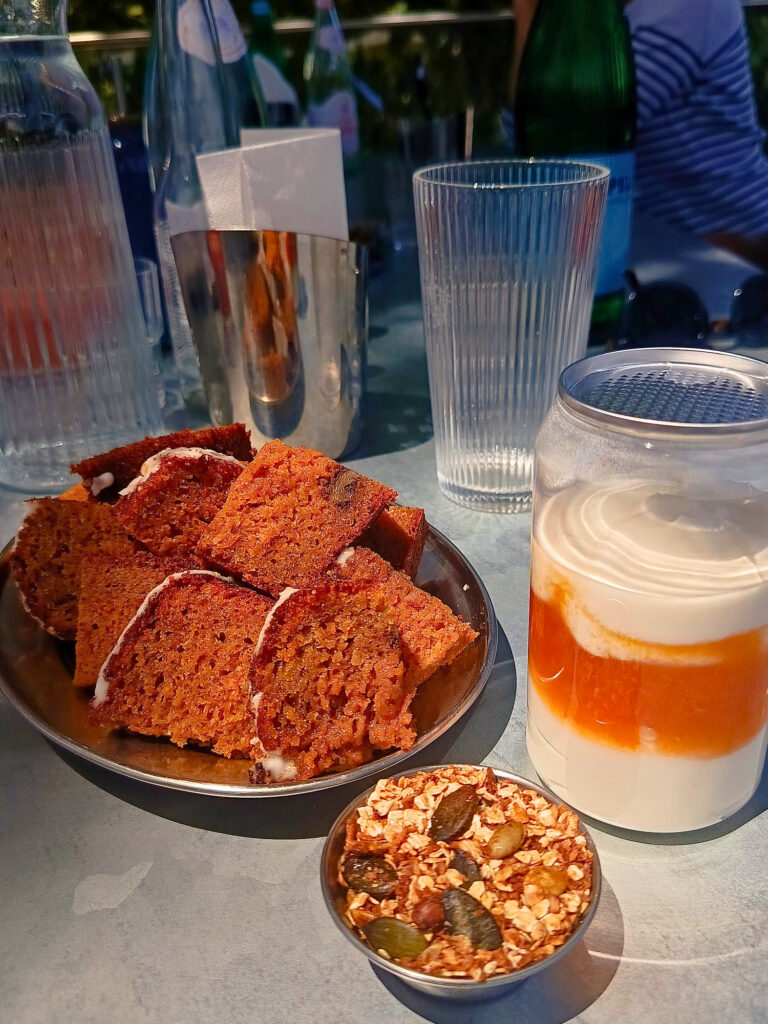 Le Kiosk, rooftop du MAC à Marseille, est un lieu de vie au sommet du musée. Petite cuisine à partager, carte des boissons variée et programmation événementielle rythment cette escale à ciel ouvert (dessert)