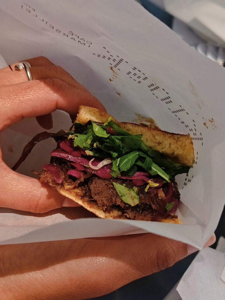 Le Kiosk, rooftop du MAC à Marseille, est un lieu de vie au sommet du musée. Petite cuisine à partager, carte des boissons variée et programmation événementielle rythment cette escale à ciel ouvert (sandwich)