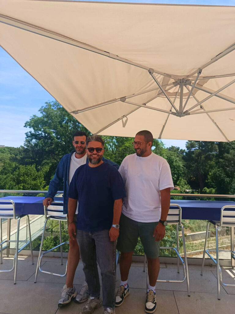 Le Kiosk, rooftop du MAC à Marseille, est un lieu de vie au sommet du musée. Petite cuisine à partager, carte des boissons variée et programmation événementielle rythment cette escale à ciel ouvert (associés)