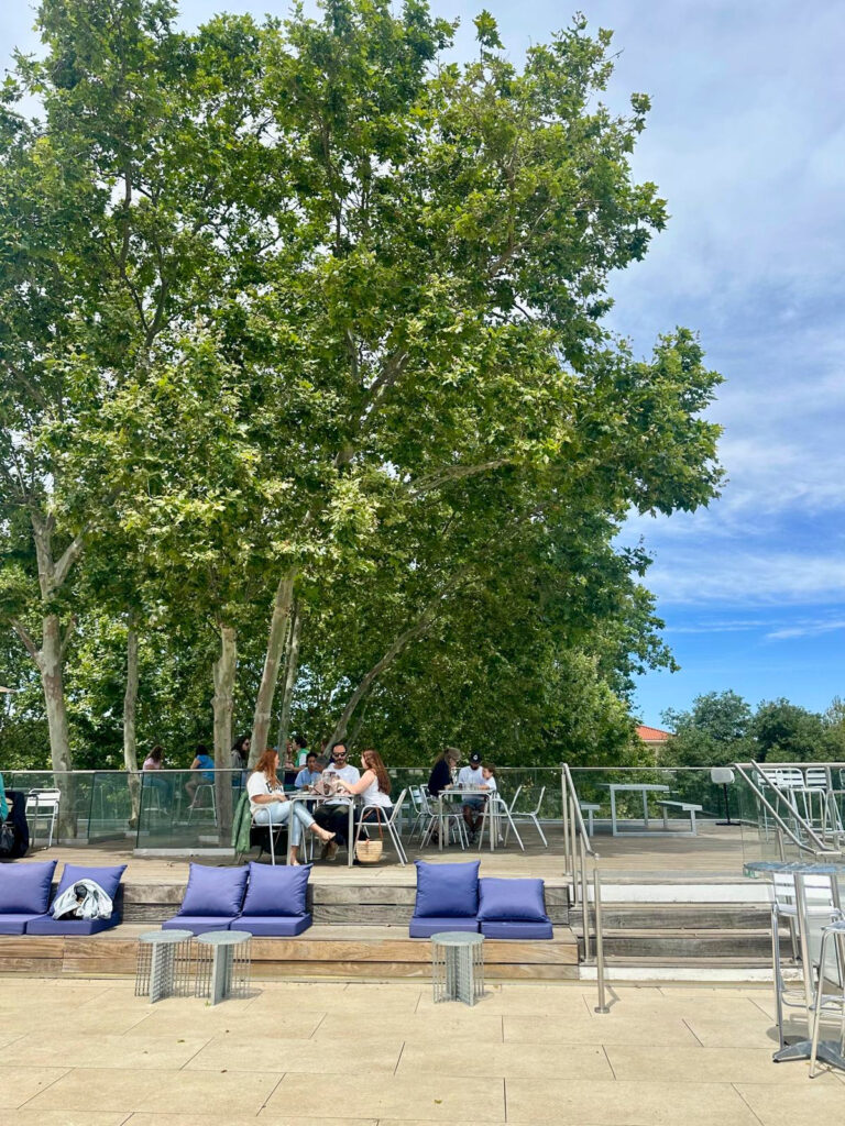 Le Kiosk, rooftop du MAC à Marseille, est un lieu de vie au sommet du musée. Petite cuisine à partager, carte des boissons variée et programmation événementielle rythment cette escale à ciel ouvert (salon)