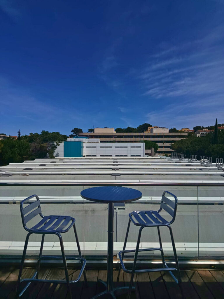 Le Kiosk, rooftop du MAC à Marseille, est un lieu de vie au sommet du musée. Petite cuisine à partager, carte des boissons variée et programmation événementielle rythment cette escale à ciel ouvert (table)