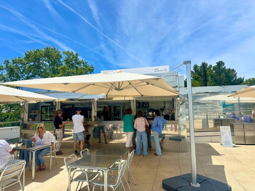 Le Kiosk, rooftop du MAC à Marseille, est un lieu de vie au sommet du musée. Petite cuisine à partager, carte des boissons variée et programmation événementielle rythment cette escale à ciel ouvert (terrasse)