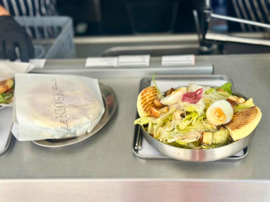 Le Kiosk, rooftop du MAC à Marseille, est un lieu de vie au sommet du musée. Petite cuisine à partager, carte des boissons variée et programmation événementielle rythment cette escale à ciel ouvert (salade)