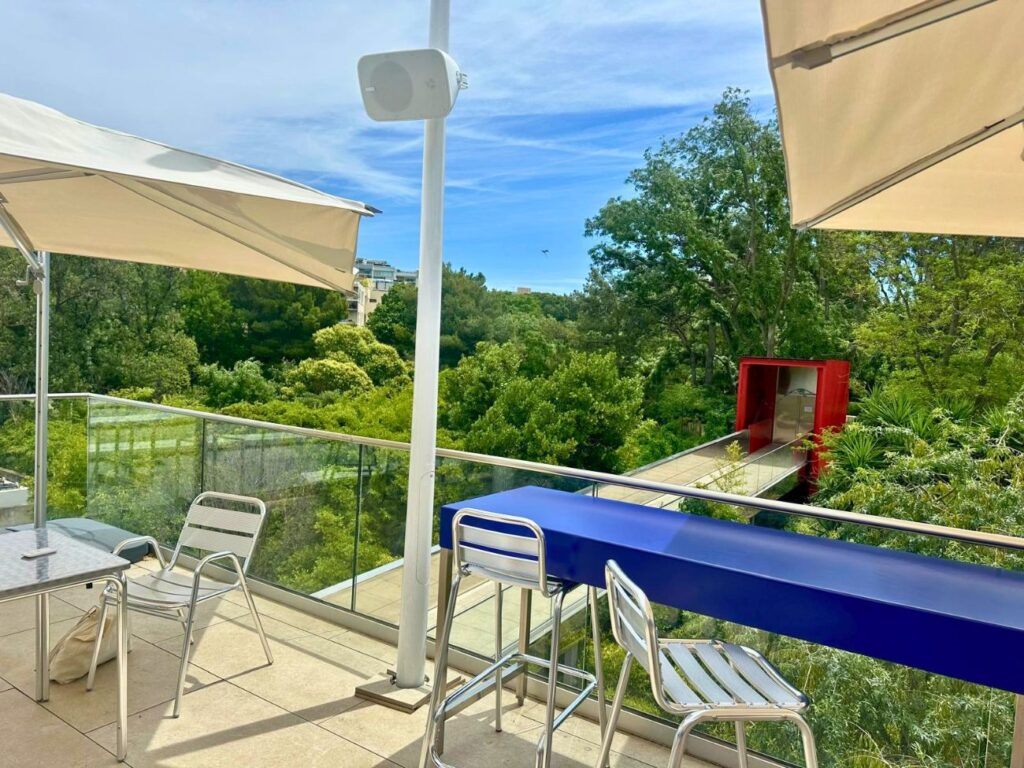 Le Kiosk, rooftop du MAC à Marseille, est un lieu de vie au sommet du musée. Petite cuisine à partager, carte des boissons variée et programmation événementielle rythment cette escale à ciel ouvert (comptoir)