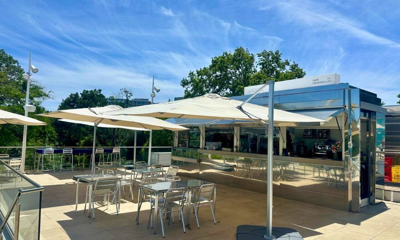Le Kiosk, rooftop du MAC à Marseille, est un lieu de vie au sommet du musée. Petite cuisine à partager, carte des boissons variée et programmation événementielle rythment cette escale à ciel ouvert (terrasse 2)