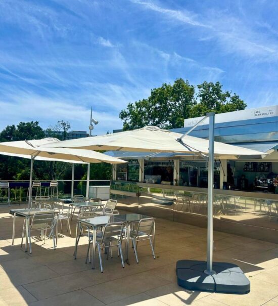 Le Kiosk, rooftop du MAC à Marseille, est un lieu de vie au sommet du musée. Petite cuisine à partager, carte des boissons variée et programmation événementielle rythment cette escale à ciel ouvert (terrasse 2)