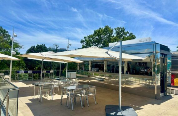 Le Kiosk, rooftop du MAC à Marseille, est un lieu de vie au sommet du musée. Petite cuisine à partager, carte des boissons variée et programmation événementielle rythment cette escale à ciel ouvert (terrasse 2)
