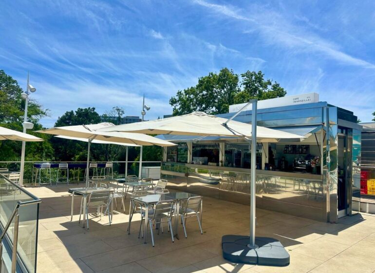 Le Kiosk, rooftop du MAC à Marseille, est un lieu de vie au sommet du musée. Petite cuisine à partager, carte des boissons variée et programmation événementielle rythment cette escale à ciel ouvert (terrasse 2)