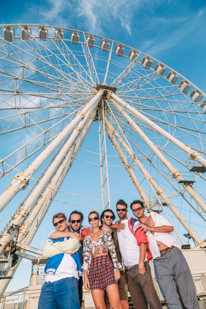 Top Évasion est un groupe marseillais de pop porté par six amis passionnés. Depuis 2019, ils composent une musique solaire et pleine de vérité, aux influences californiennes revendiquées (shooting grand roue)