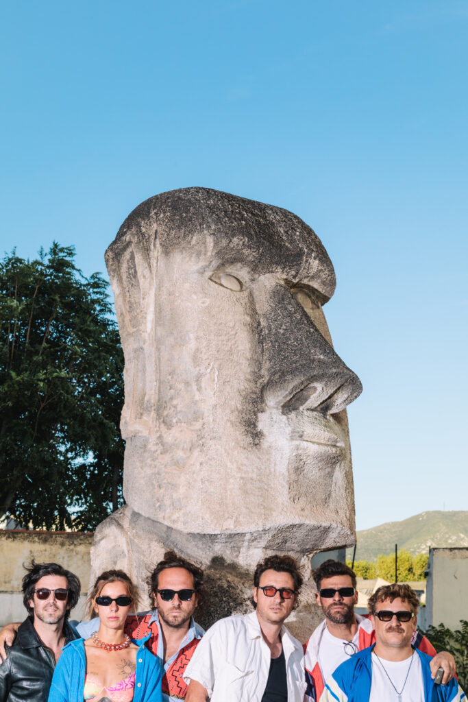 Top Évasion est un groupe marseillais de pop porté par six amis passionnés. Depuis 2019, ils composent une musique solaire et pleine de vérité, aux influences californiennes revendiquées (shooting statue)