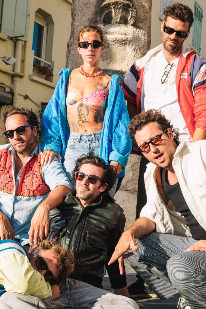 Top Évasion est un groupe marseillais de pop porté par six amis passionnés. Depuis 2019, ils composent une musique solaire et pleine de vérité, aux influences californiennes revendiquées (shooting groupe)