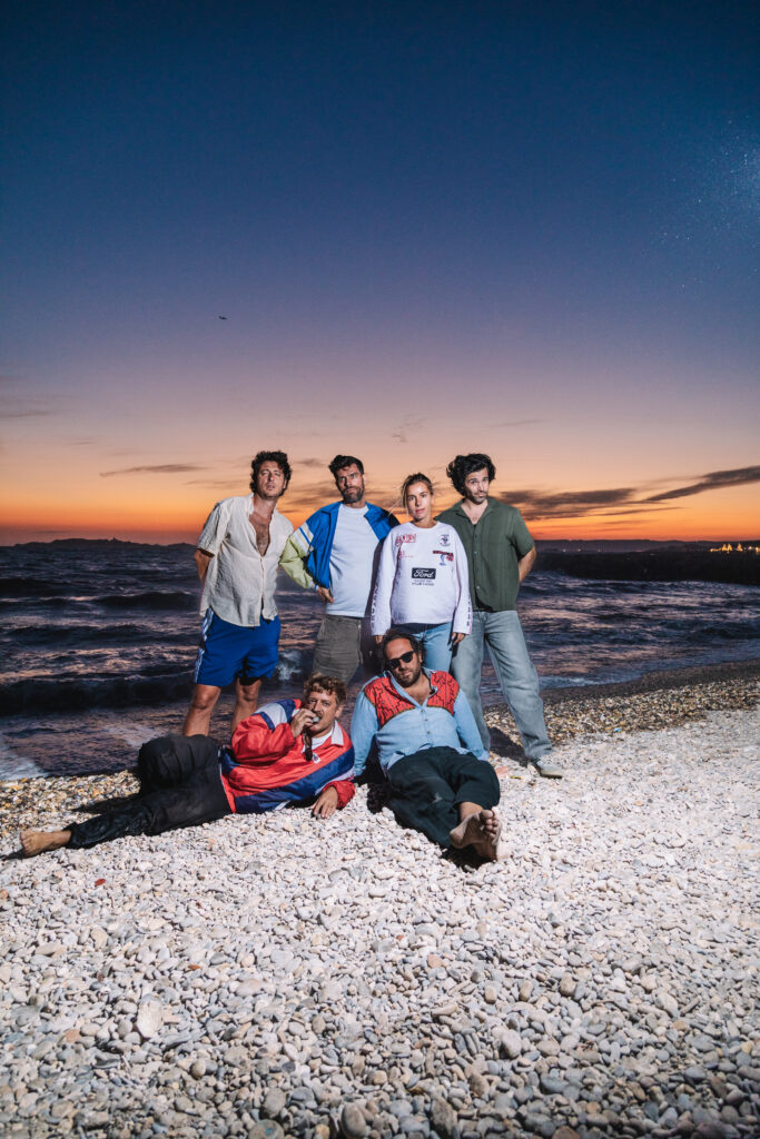 Top Évasion est un groupe marseillais de pop porté par six amis passionnés. Depuis 2019, ils composent une musique solaire et pleine de vérité, aux influences californiennes revendiquées (shooting sunset)