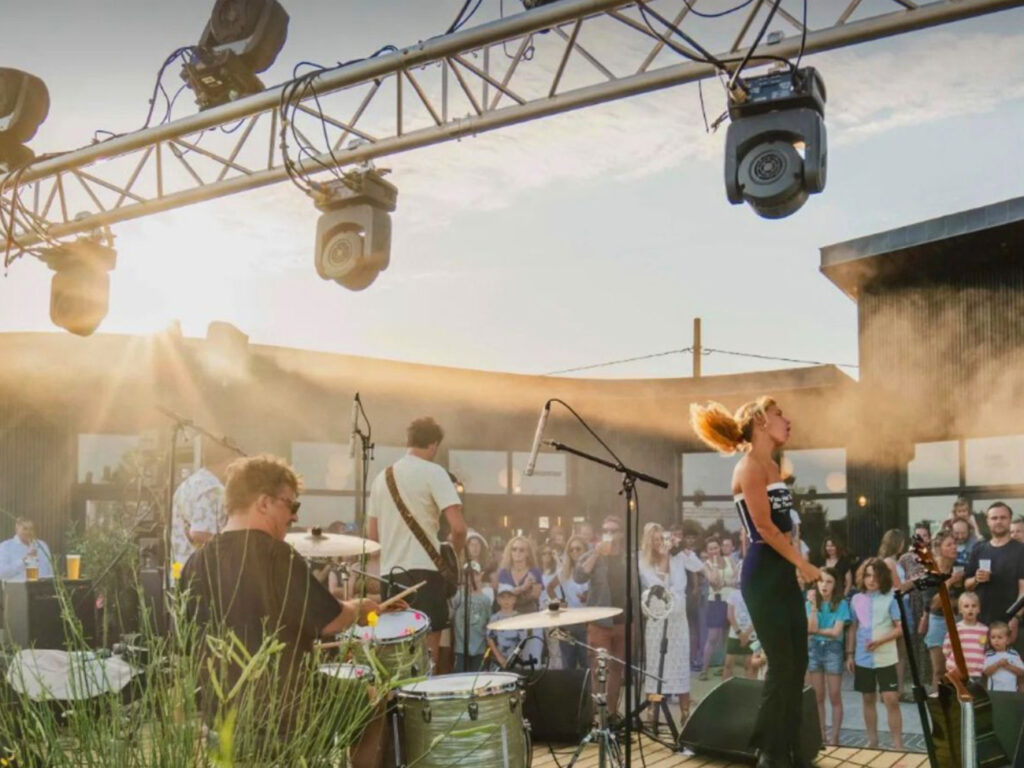Top Évasion est un groupe marseillais de pop porté par six amis passionnés. Depuis 2019, ils composent une musique solaire et pleine de vérité, aux influences californiennes revendiquées (concert)
