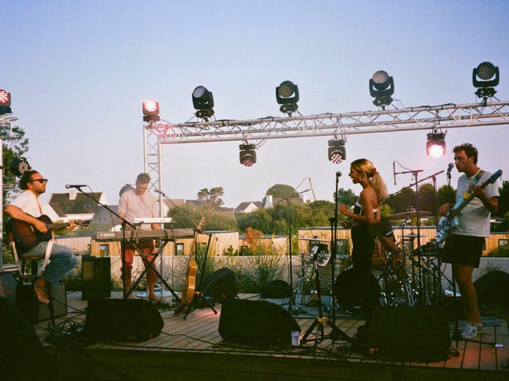 Top Évasion est un groupe marseillais de pop porté par six amis passionnés. Depuis 2019, ils composent une musique solaire et pleine de vérité, aux influences californiennes revendiquées (quiberon)