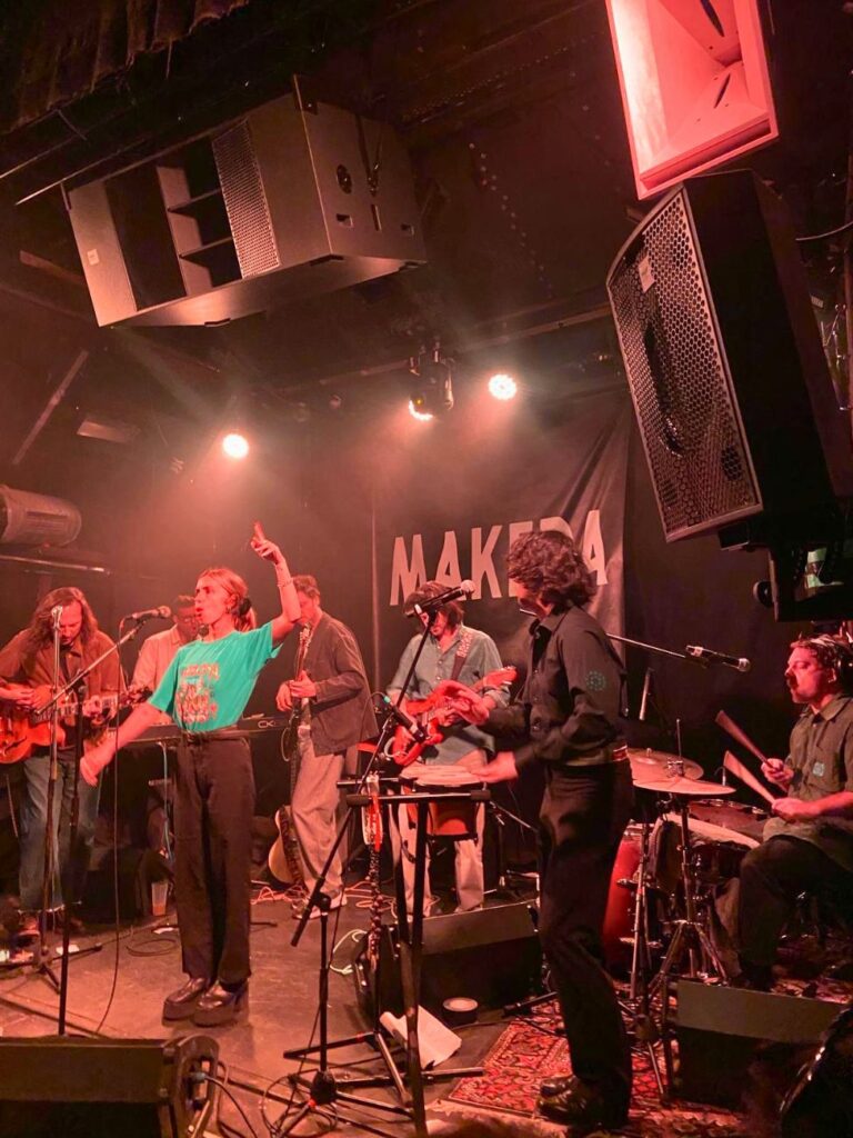 Top Évasion est un groupe marseillais de pop porté par six amis passionnés. Depuis 2019, ils composent une musique solaire et pleine de vérité, aux influences californiennes revendiquées (makeda 2)