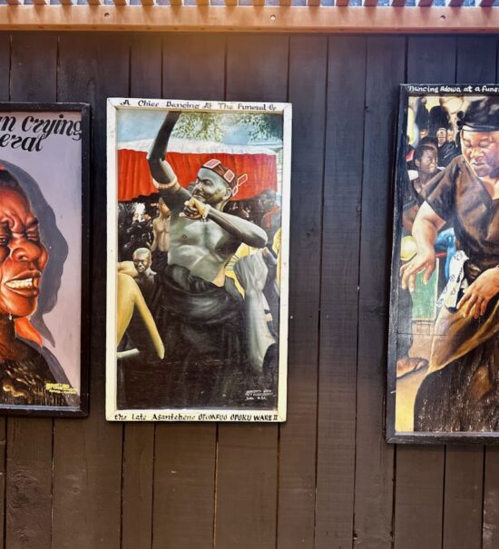 Pour l’été 2026, la Galerie dans la Calanque de la Friche de l’Escalette accueille deux expositions inédites : Brasil / France : Design 1950-1970 et Kuame Akoto “Almighty God Art Works”, qui prolongent cette réflexion sur les échanges culturels et les formes de modernité (trois tableaux)