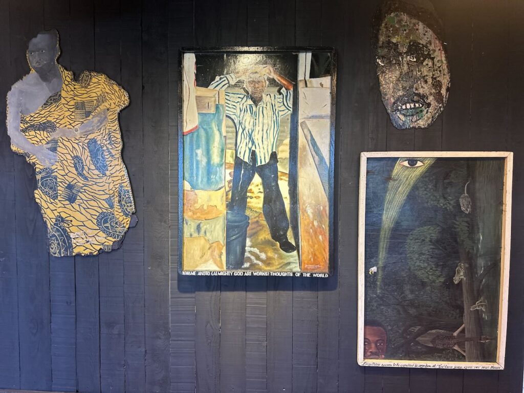 Pour l’été 2026, la Galerie dans la Calanque de la Friche de l’Escalette accueille deux expositions inédites : Brasil / France : Design 1950-1970 et Kuame Akoto “Almighty God Art Works”, qui prolongent cette réflexion sur les échanges culturels et les formes de modernité (mur tableaux)
