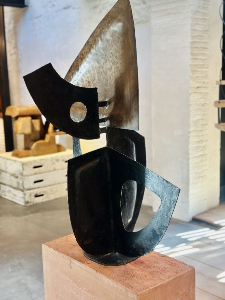 Pour l’été 2026, la Galerie dans la Calanque de la Friche de l’Escalette accueille deux expositions inédites : Brasil / France : Design 1950-1970 et Kuame Akoto “Almighty God Art Works”, qui prolongent cette réflexion sur les échanges culturels et les formes de modernité (sculpture fer)