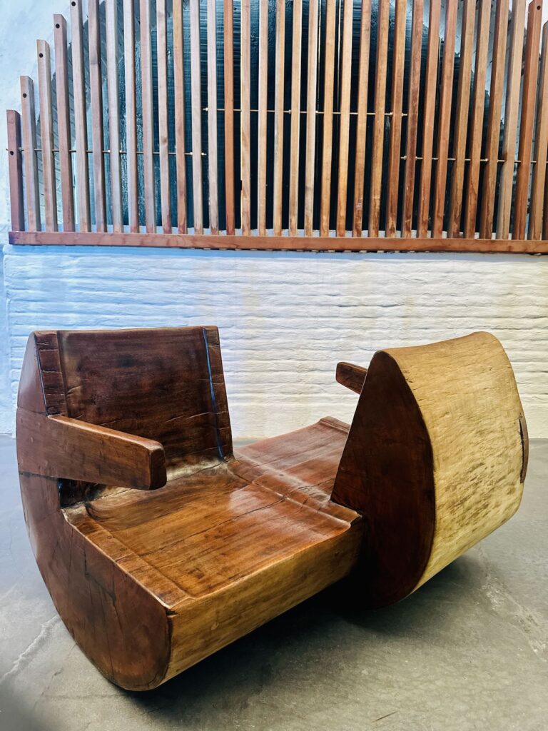 Pour l’été 2026, la Galerie dans la Calanque de la Friche de l’Escalette accueille deux expositions inédites : Brasil / France : Design 1950-1970 et Kuame Akoto “Almighty God Art Works”, qui prolongent cette réflexion sur les échanges culturels et les formes de modernité ("Namoradeira" de José Zanine Caldas)