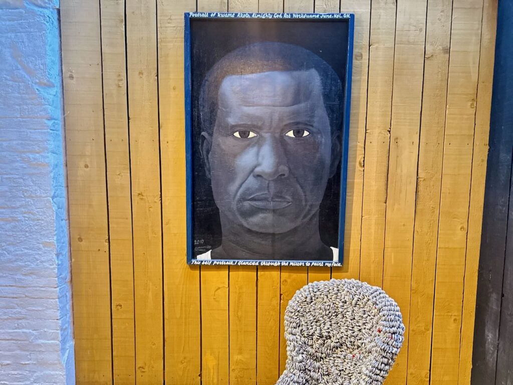 Pour l’été 2026, la Galerie dans la Calanque de la Friche de l’Escalette accueille deux expositions inédites : Brasil / France : Design 1950-1970 et Kuame Akoto “Almighty God Art Works”, qui prolongent cette réflexion sur les échanges culturels et les formes de modernité (fauteuil fil de fer)