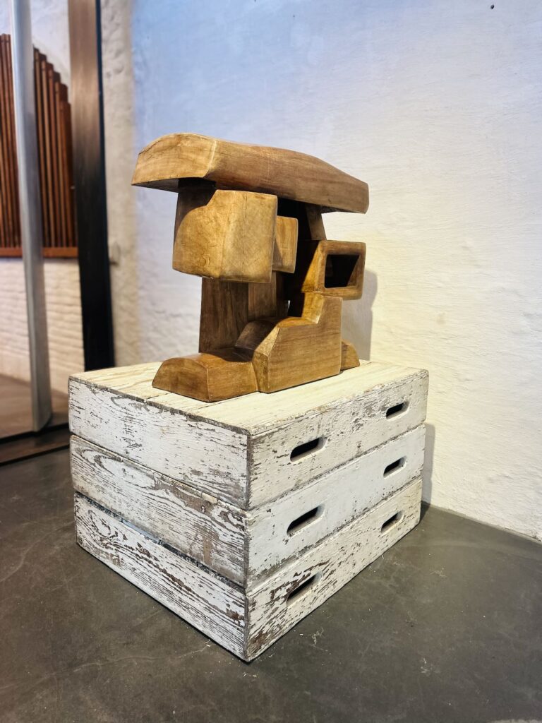 Pour l’été 2026, la Galerie dans la Calanque de la Friche de l’Escalette accueille deux expositions inédites : Brasil / France : Design 1950-1970 et Kuame Akoto “Almighty God Art Works”, qui prolongent cette réflexion sur les échanges culturels et les formes de modernité (sculpture bois)