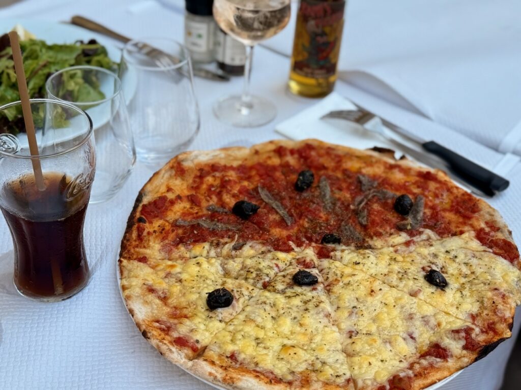 Aux Catalans, Le Romarin ressuscite une institution de 1987 : four à bois d'origine, pizza marseillaise moitié-moitié, viandes à la braise et saveurs corses, le tout 100 % maison. (pizza)