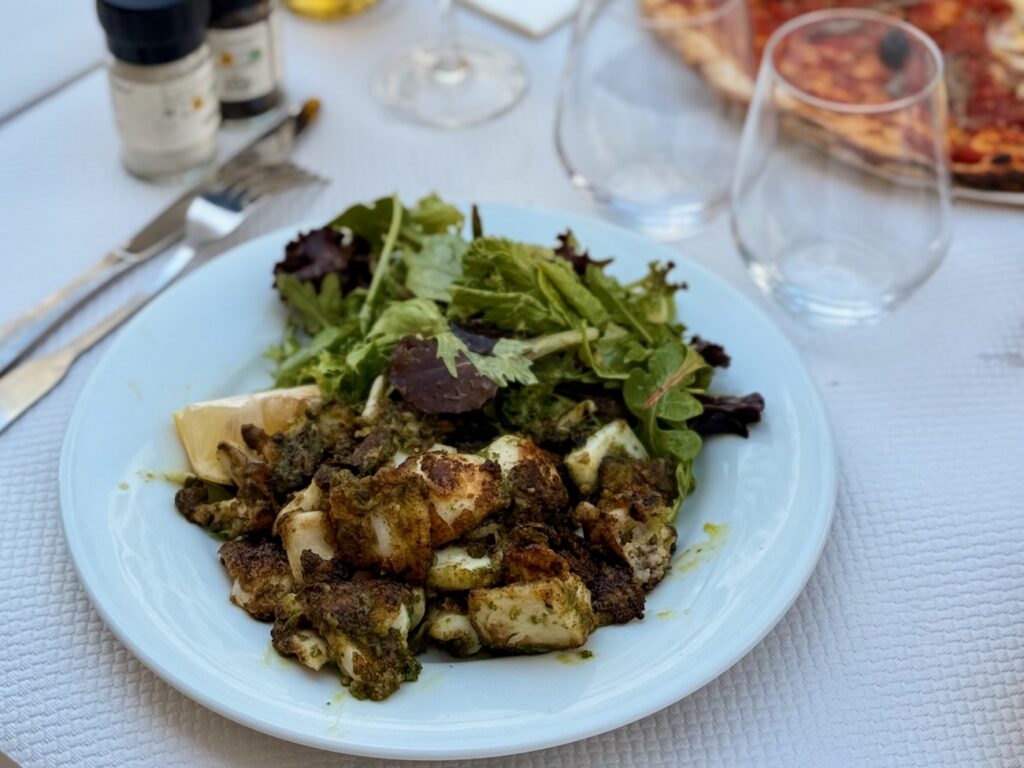 Aux Catalans, Le Romarin ressuscite une institution de 1987 : four à bois d'origine, pizza marseillaise moitié-moitié, viandes à la braise et saveurs corses, le tout 100 % maison. (seiches)