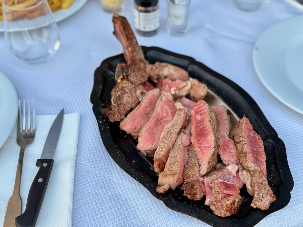 Aux Catalans, Le Romarin ressuscite une institution de 1987 : four à bois d'origine, pizza marseillaise moitié-moitié, viandes à la braise et saveurs corses, le tout 100 % maison. (viande)